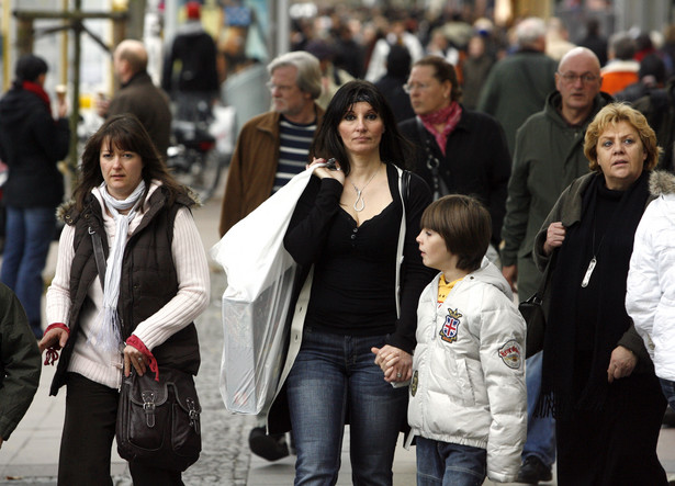 Berlińczycy mogą już mniej ochoczo chodzić na zakupy. Fot. Bloomberg