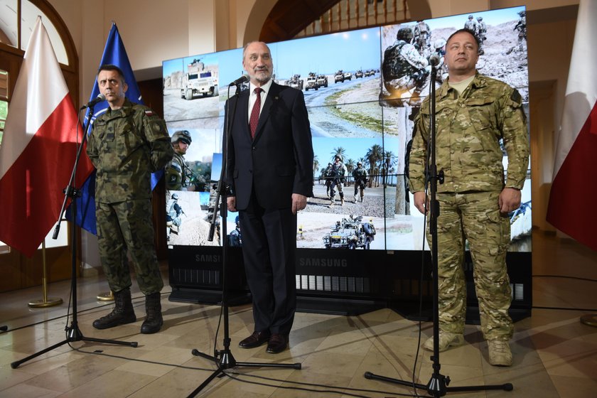 Macierewicz chwali się sukcesem. Polscy komandosi odbili zakładników!