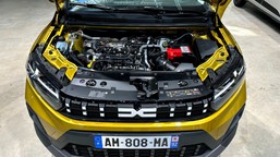 dacia deklasuje. nowy silnik to aż 1590 km zasięgu na jednym tankowaniu