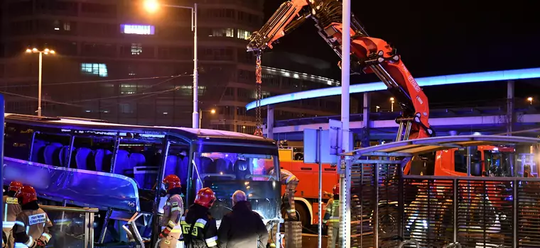 Śmiertelny wypadek we Wrocławiu. Autokar wpadł do przejścia podziemnego