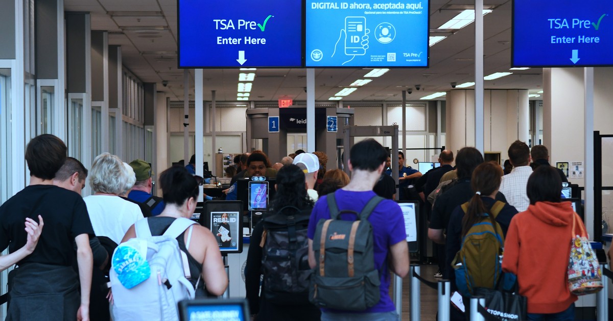 Tysiące lotów w USA odwoływanych przez brak wypłat dla kontrolerów. Donald Trump grozi