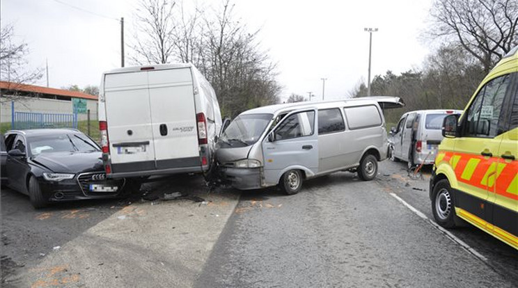Ütközésben összetört autók Gyömrőn az Üllői úton 2021. április 15-én. A balesetben egy személyautó és három kisteherautó ütközött össze, négy személy megsérült / Fotó: MTI/Mihádák Zoltán