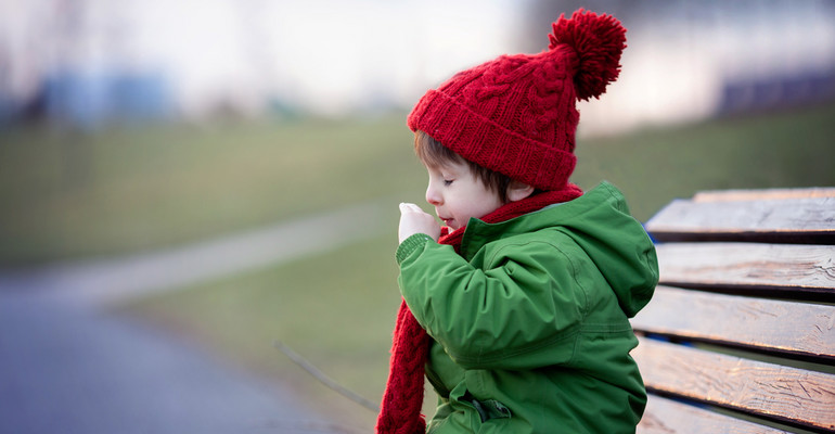 Pierwsze objawy przeziębienia u dziecka. Jak rozpoznać i zahamować infekcję?