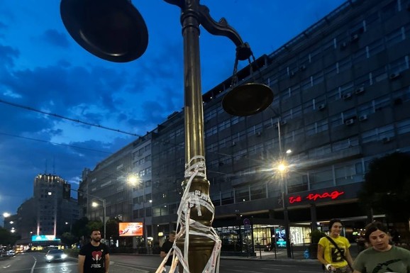 Grupa odbornika ZLF izlepila trakom tek postavljenu skulpturu na Terazijama: Sve snimili i okačili na mreže