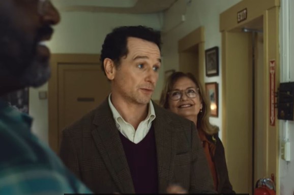 "Tera vas da gledate kroz prste, a zatim da se valjate od smeha": Kritičari kažu da je serija o ukletom ostrvu najbolja u 2026.