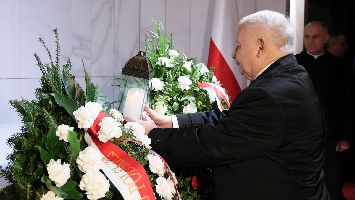 W środę przypada 14. rocznica katastrofy w Smoleńsku. — Lech Kaczyński chciał zmienić mentalność tej części Polaków, którzy z naszych szans i wiary we własny naród zrezygnowali. (...) Powstał konflikt z postkomunistami, ale też z tymi, którzy postkomunizm chcieli podtrzymywać. To, że działał w tym kierunku konsekwentnie, było z pewnością jednym z powodów niepokoju potężnych sił w naszej ojczyźnie i na zewnątrz. Był to jeden z powodów tej tragedii, tego zamachu. Trzeba używać słowa zamach — powiedział Jarosław Kaczyński w trakcie przemówienia w Warszawie. Zapraszamy do śledzenia relacji na żywo!