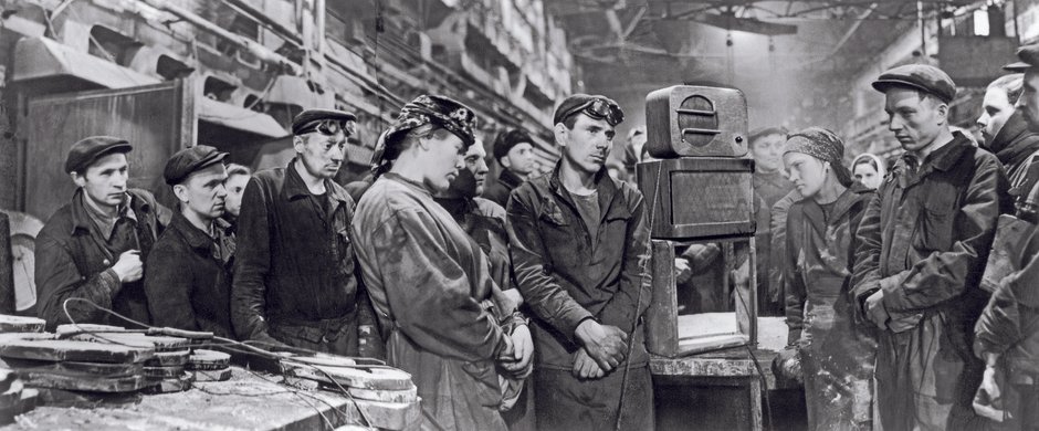 Sowieccy robotnicy słuchają wiadomości o śmierci Stalina, marzec 1953 r.