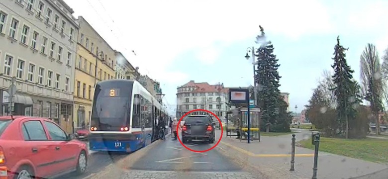 Bydgoszcz: niemal przejechał po stopach ludziom wysiadającym z tramwaju [NAGRANIE]