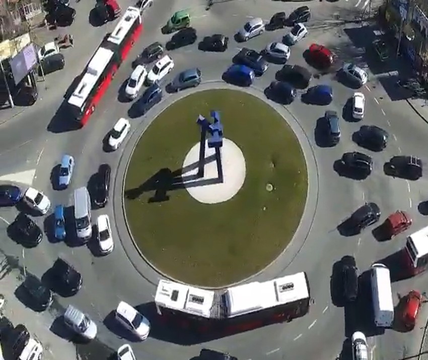 Veliki broj vozila u kružnom toku na Bogosloviji