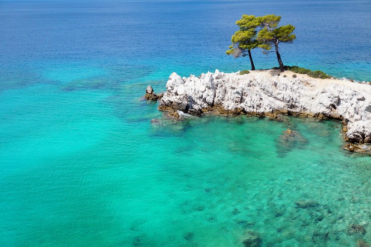 Skopelos<br><br>Największa wyspa archipelagu Sporadów, oszałamiająca Skopelos pokryta jest wzgórzami i kamienistymi plażami. Jest tutaj tylko jedna główna droga, a na jej końcu znajduje się główne miasto i tam też można znaleźć zakwaterowanie. Warto zahaczyć o Glossę, żeby obejrzeć tradycyjne domy i wspaniały widok poprzez wodę na sąsiadującą Skiatos.