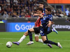 Kwadrans Zielińskiego w derbach. AC Milan rządzi w Mediolanie