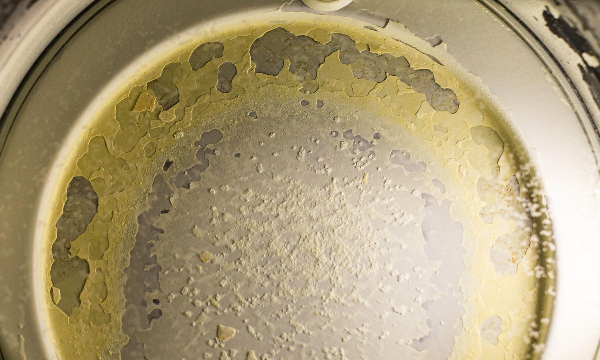 Zdziwisz się, czym odkamienić czajnik! Lepsze niż ocet i soda