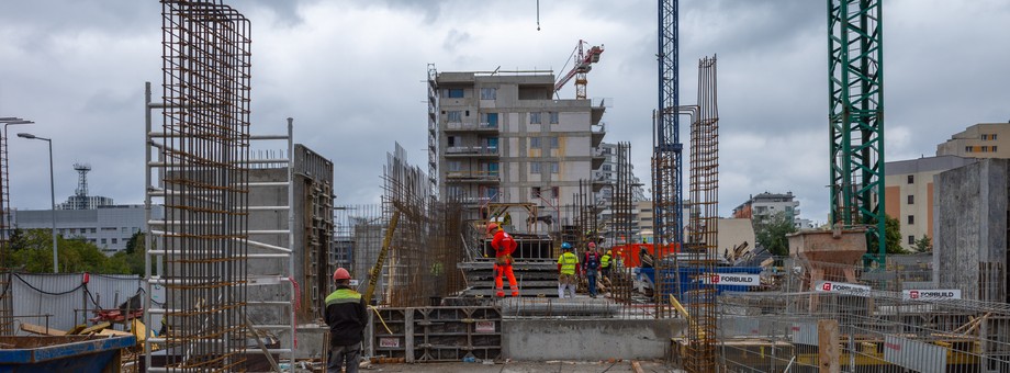 – Wzrost cen w segmencie pierwotnym raczej wyhamuje, a na rynku wtórnym będziemy mogli zaobserwować nieznaczne spadki – szczególnie widoczne będą w lokalizacjach nieinwestycyjnych, czyli na obrzeżach miast wojewódzkich oraz w mniejszych miejscowościach – tłumaczy Adrian Niewiadomski z Homeland Development.