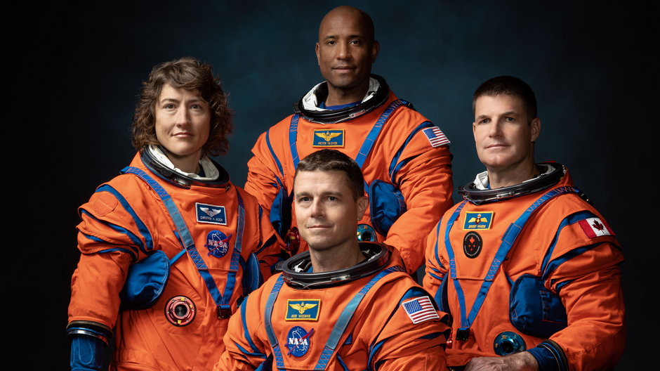 Astronauci misji Artemis II. Od lewej do prawej: Christina Koch, Reid Wiseman (siedzi), Victor Glover, Jeremy Hansen.