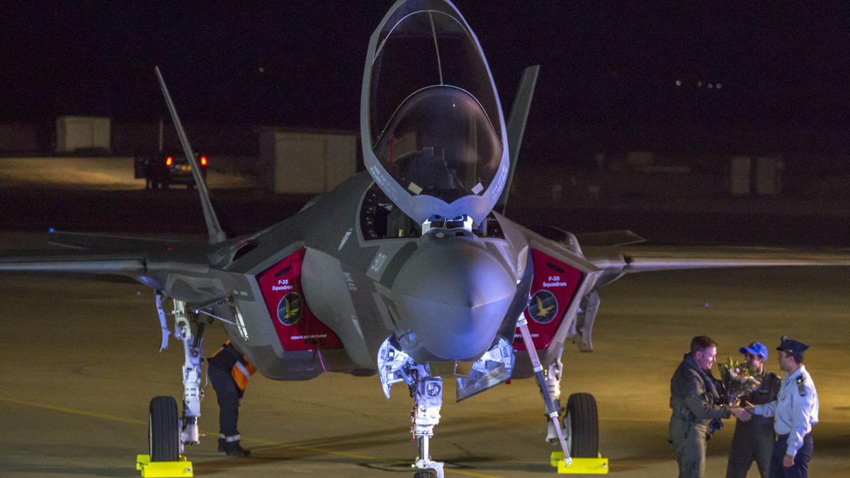 Izrael otrzymał pierwsze dwa najnowocześniejsze amerykańskie myśliwce F-35. W uroczystości na terenie bazy lotniczej Newatim uczestniczył premier Izraela Benjamin Netanjahu i minister obrony USA Ash Carter.