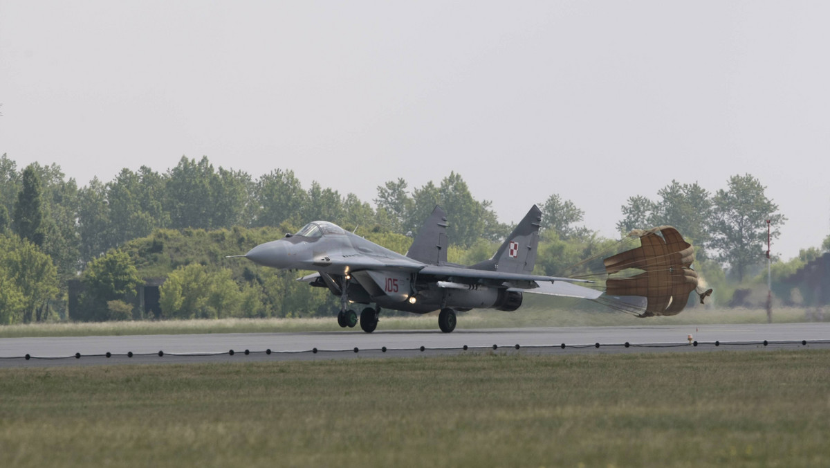 Ponad 126 mln zł kosztować będzie modernizacja 16 myśliwców MiG-29 z 23. Bazy Lotnictwa Taktycznego. Na posowieckim sprzęcie zostanie zamontowana zachodnia militarna awionika - donosi "Nasz Dziennik".
