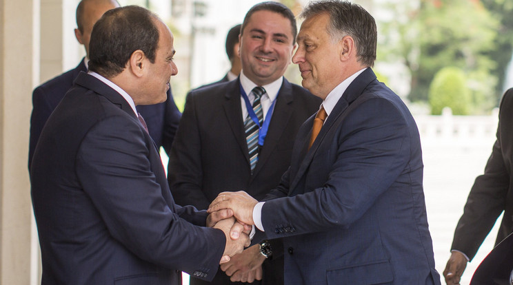 Orbán és az egyiptomi elnök jól összecsomózták egymást /Fotó: Miniszterelnöki Sajtóiroda / Szecsődi Balázs