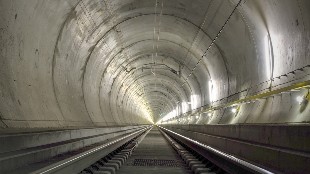 Najdłuższy i najgłębszy tunel kolejowy na świecie został oddany w niedzielę do użytku komercyjnego. Nowy tunel Świętego Gotarda przyspieszy ruch pociągów między północną i południową Europą przez Alpy Szwajcarskie.