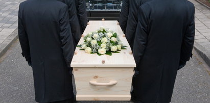 Ile kosztuje pogrzeb bez księdza? Tyle zapłacisz za świecki pochówek z mistrzem ceremonii