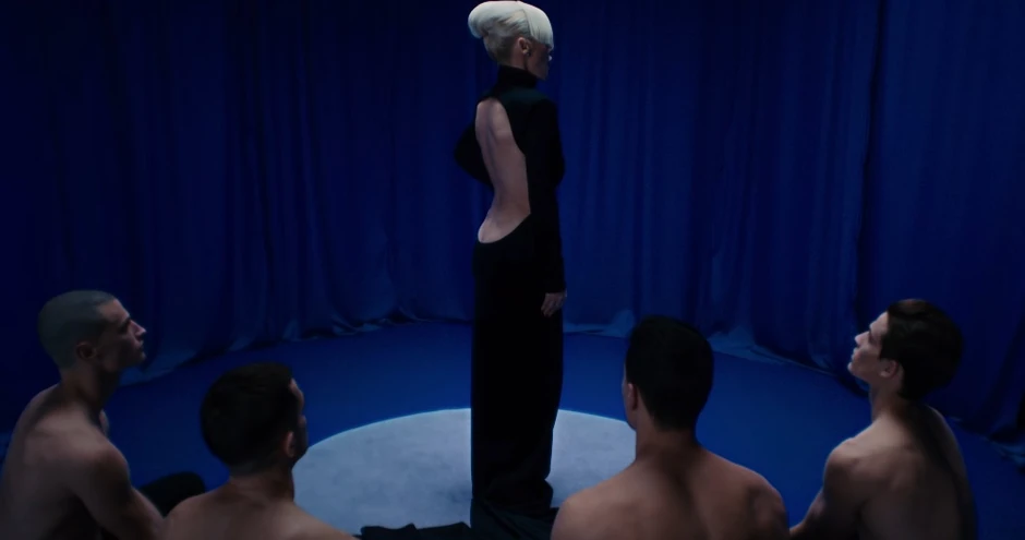 Nataša Bekvalac u spotu "Nemiri"