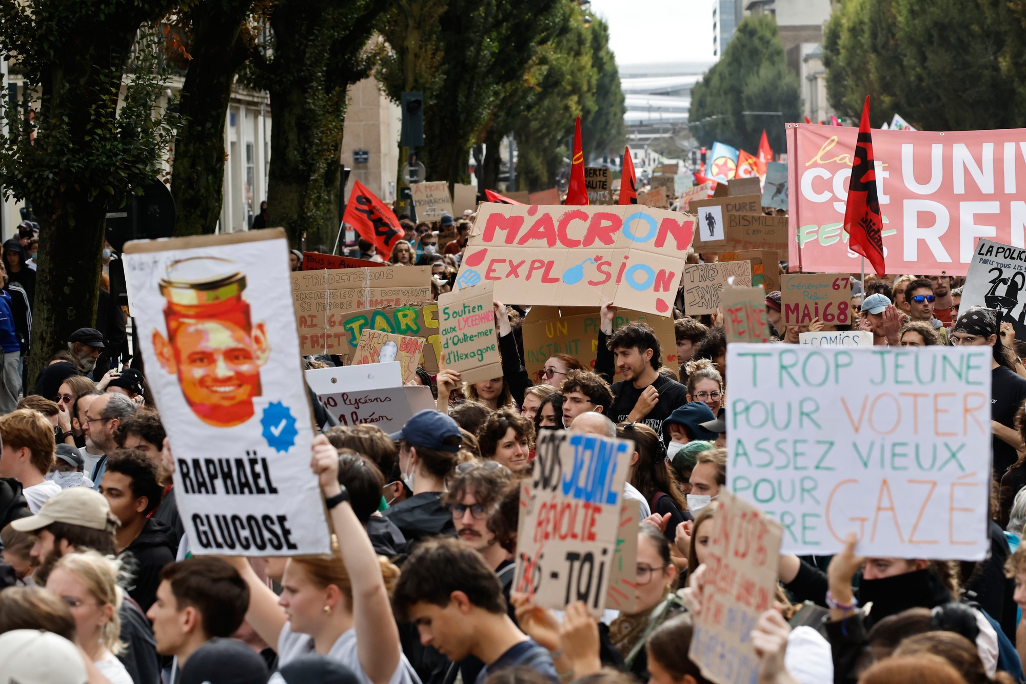 Študenti pochodujú počas protestu za lepšie pomery v školstve vo francúzskom meste Rennes. 