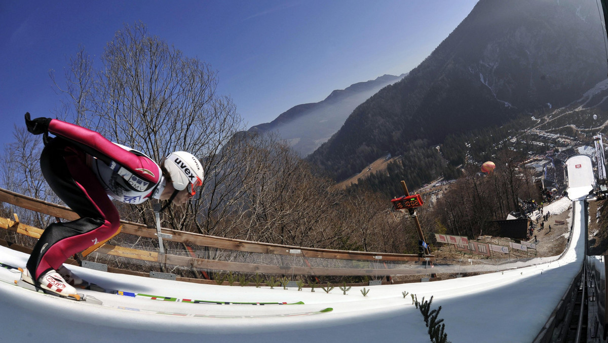 Kamil Stoch zaprezentował się najlepiej spośród Biało-Czerwonych (198 m) podczas serii próbnej przed konkursem Pucharu Świata w skokach narciarskich na "mamuciej" skoczni Letalnica (HS-215) w Planicy. Najdalej poszybował natomiast Gregor Schlierenzauer (218,5 m).