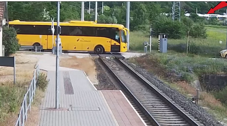 A busz a tilos jelzés és a vonat közeledte ellenére áthajtott a vasúti átjáron, közben letörte a sorompót /Fotó: Magyarország Ügyészsége-Facebook