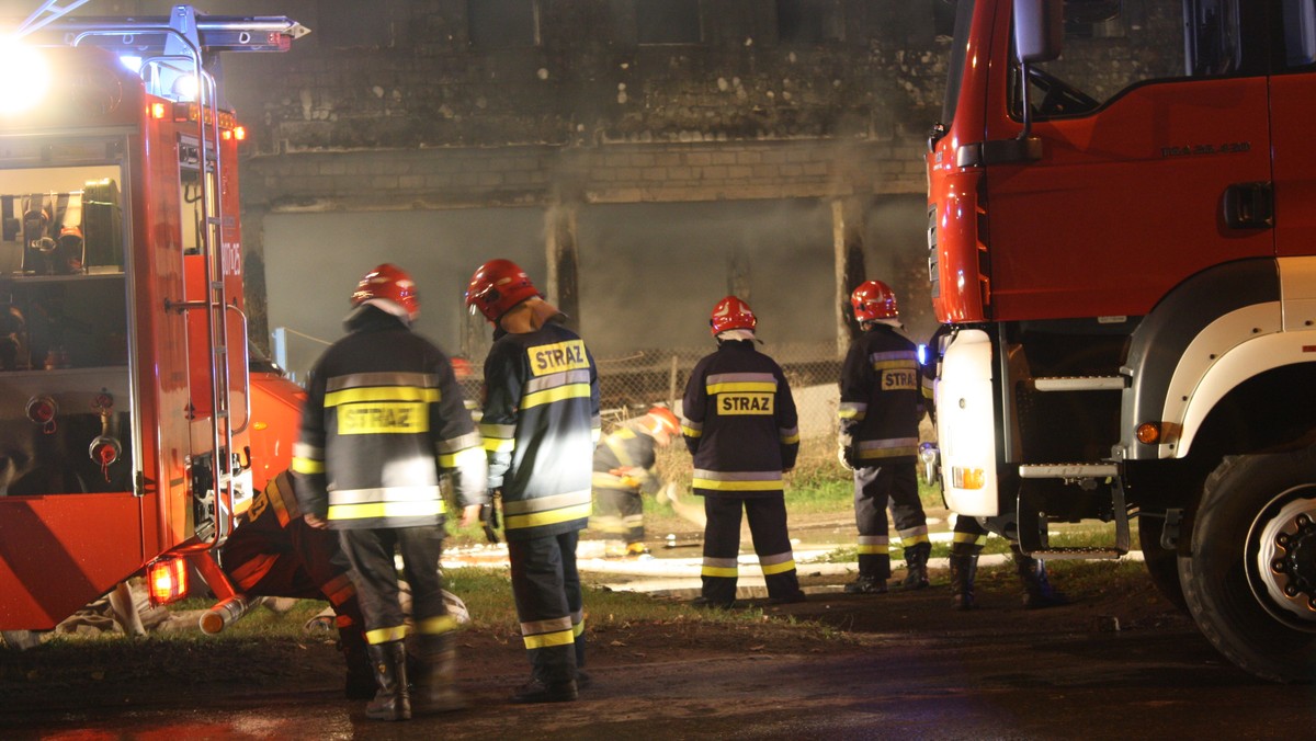 Dogaszono pożar zakładu krawieckiego w miejscowości Zabłocie w gminie Markuszów. Zginęła w nim jedna osoba. Ratownicy w pogorzelisku znaleźli ciało mężczyzny.