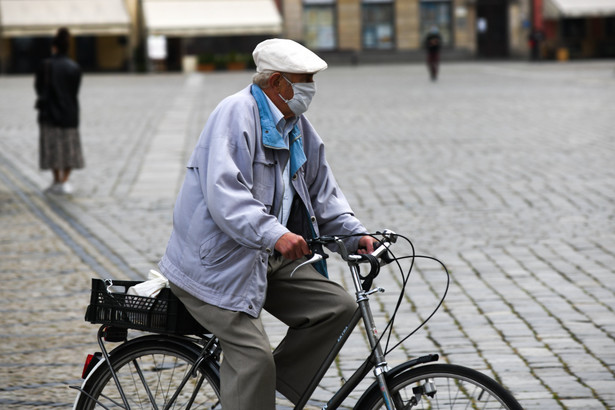 Maląg apeluje do seniorów o ograniczenie wychodzenia z domu