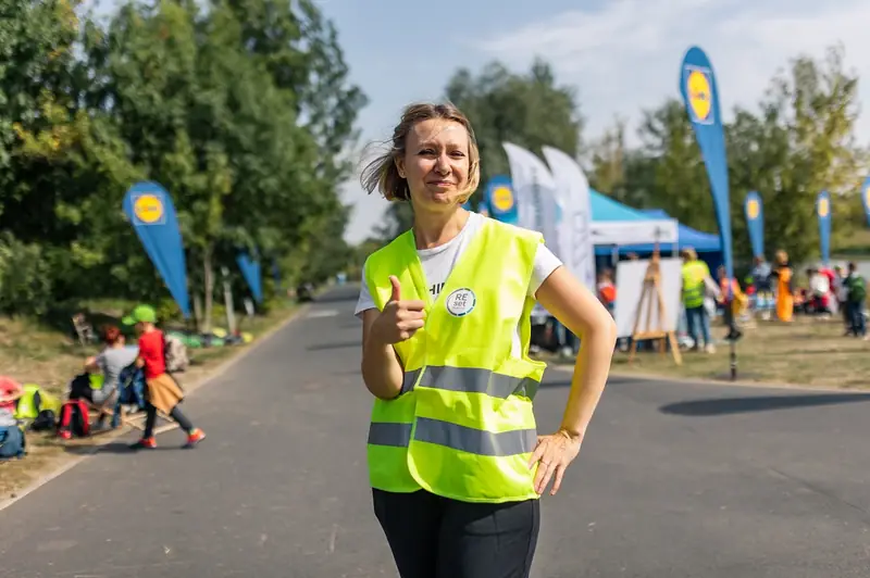 Kasia Wągrowska (Ograniczamsię) na plaży na Szelągu