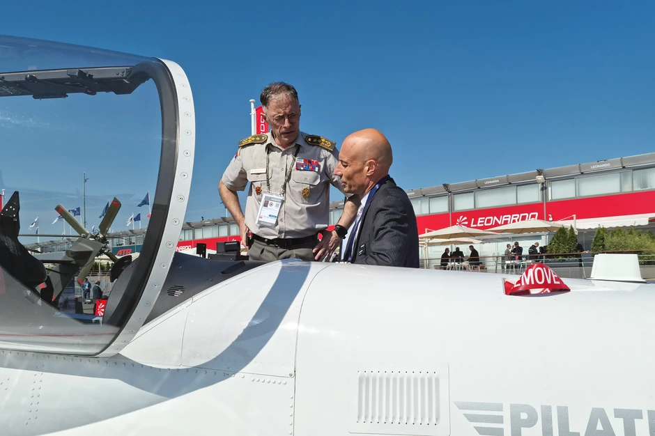 Delegacija Vojske Srbije na vazduhoplovnom sajmu u Parizu