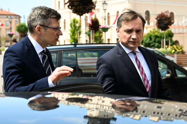 Minister sprawiedliwości, prokurator generalny Zbigniew Ziobro (P) i wiceminister sprawiedliwości Marcin Warchoł (L)