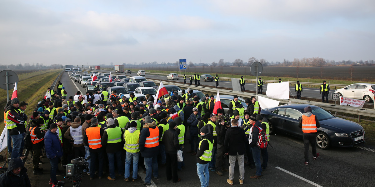 W środę, 12 grudnia, rolnicy protestujący na A2 (na zdjęciu) domagali się m.in. odszkodowań za świnie wybite w związku z walką z wirusem ASF. Dzień później rolnicy wyszli na A8 z powodu niskiej ceny skupu trzody chlewnej