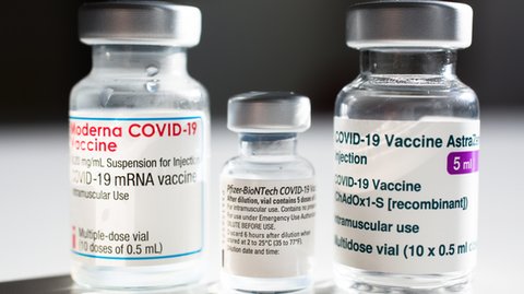 Unia Europejska dopuściła do użytku preparaty stworzone przez Modernę, Pfizer-BioNTech i AstraZenekę. Każdy z nich jest podawany w formie dwóch dawek poprzez zastrzyk w górną część ramienia.