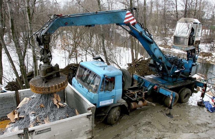 Transport gwoździ wpadł do rzeki