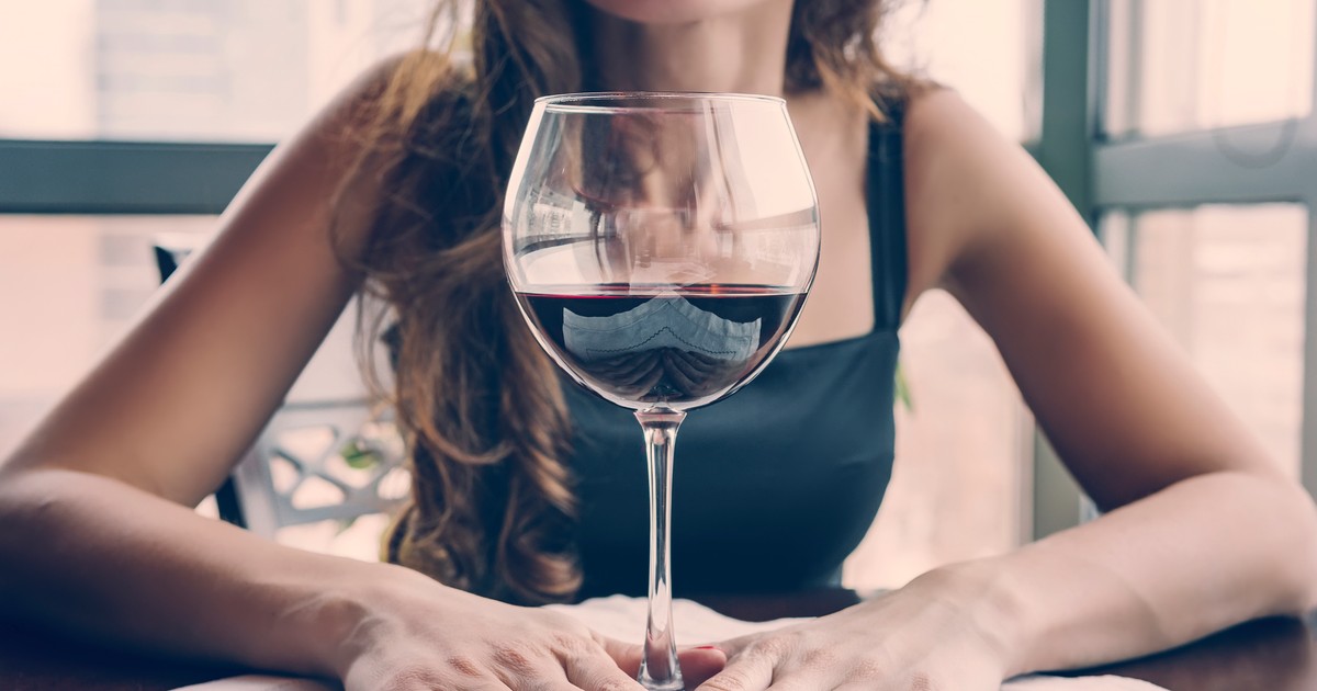 "Nie podejrzewajcie, iż piję jak menelka". Jak żyją "wysokofunkcjonujący alkoholicy"?