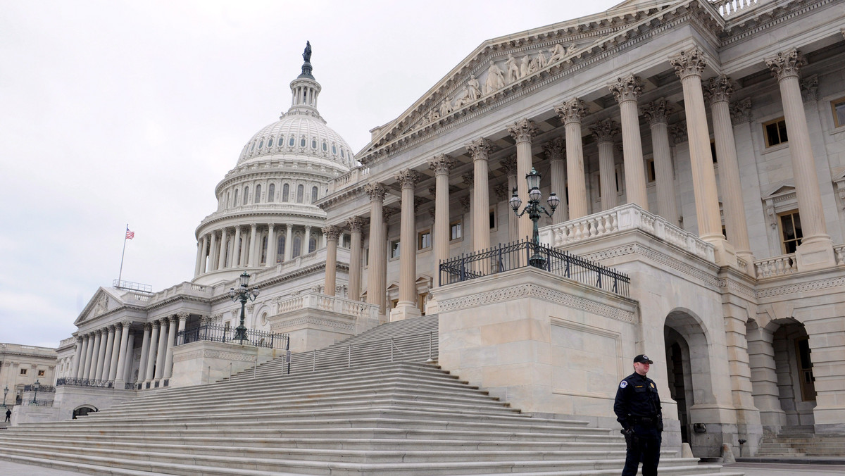 Policjanci w Waszyngtonie postrzelili nad ranem mężczyznę, który w pobliżu Kapitolu, siedziby Kongresu USA, wymierzył do nich z broni palnej.