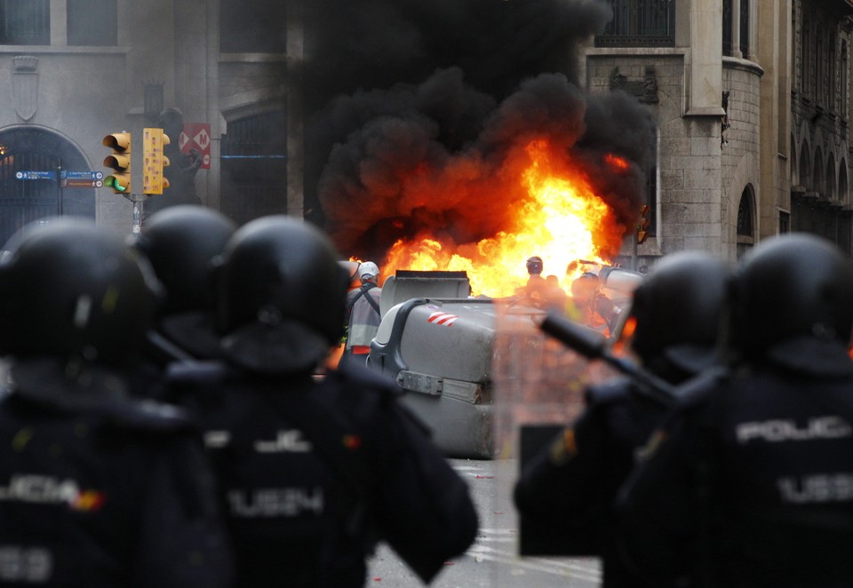 Protest i starcia z policją na ulicach Barcelony