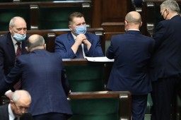 Powrót ósmoklasistów i maturzystów do szkół. Czarnek podał termin podjęcia decyzji