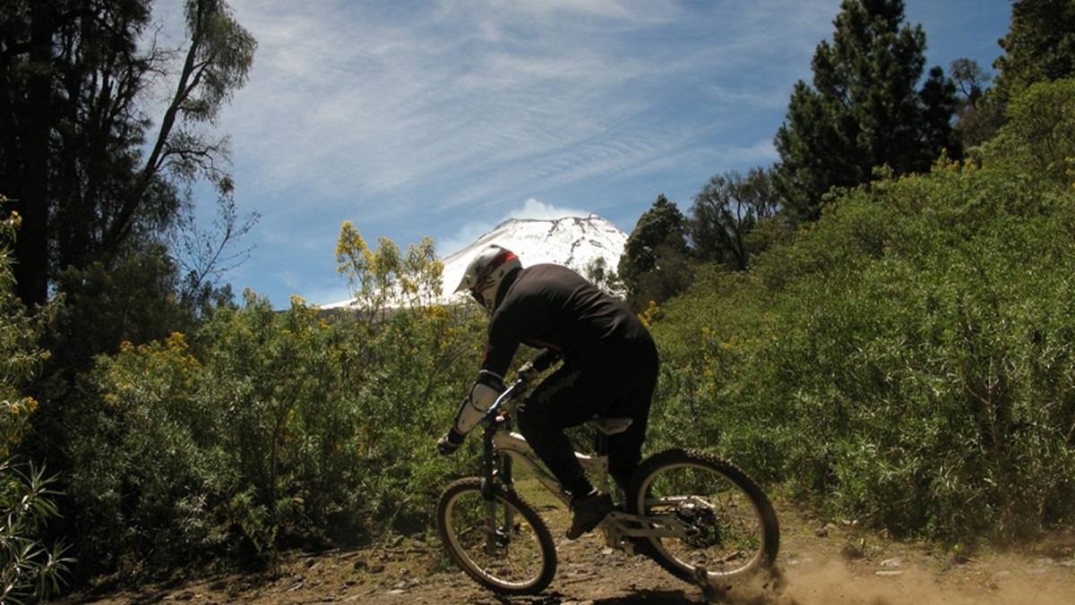 Ekstremalna wyprawa rowerowa do Meksyku, której celem jest pierwszy freeride'owy zjazd z wulkanu Iztaccíhuatl o wysokości 5230 m n.p.m. (trzeci pod względem wysokości szczyt Meksyku) zdobyła swój pierwszy cel aklimatyzacyjny - wulkan La Malinche 4461 m n.p.m.