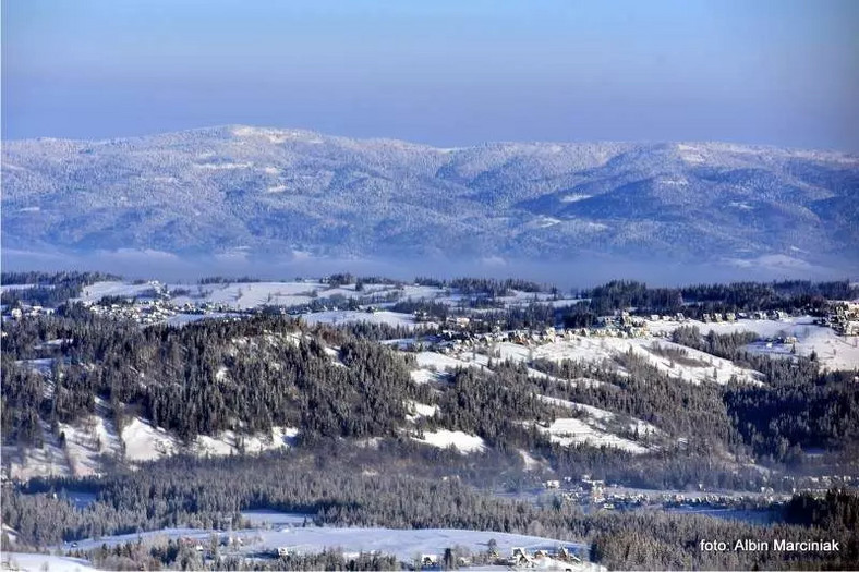 Panorama na Turbacz z Tatr, a dokładnie ze szlaku niebieskiego prowadzącego z Kuźnic do Doliny Gąsienicowej. W linii prostej jest to ok. 40 km