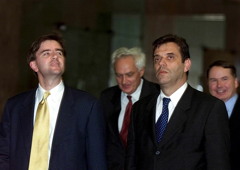 Džejms O’Brajen (L) u Beogradu 2000. sa Vojislavom Koštunicom