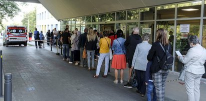 Dantejskie sceny przed przychodniami. Sytuacja jest tragiczna