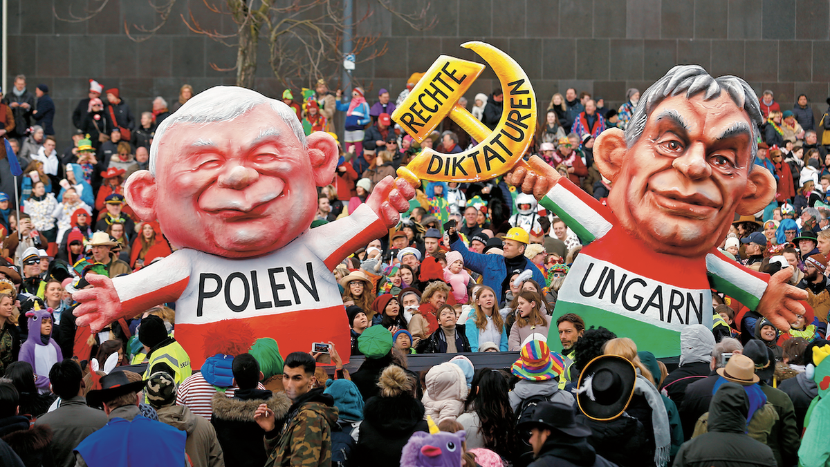 Karnawałowa platforma przedstawiająca lidera PiS Jarosława Kaczyńskiego i premiera Węgier Viktora Orbána podczas tradycyjnej parady Rosenmontag w Düsseldorfie, 12 lutego 2018 r.