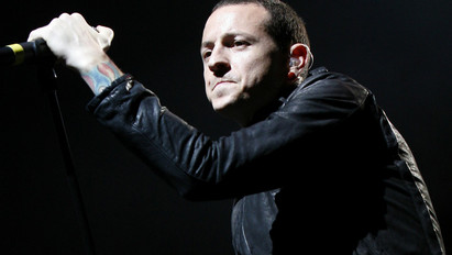 Egy éve hunyt el a Linkin Park énekese: szívszorító módon emlékezett meg róla a banda