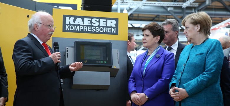 Zagrały z robotem w kółko i krzyżyk, dostały broszki w kształcie K-dronu. Merkel i Szydło otworzyły targi Hannover Messe 2017 [ZDJĘCIA]