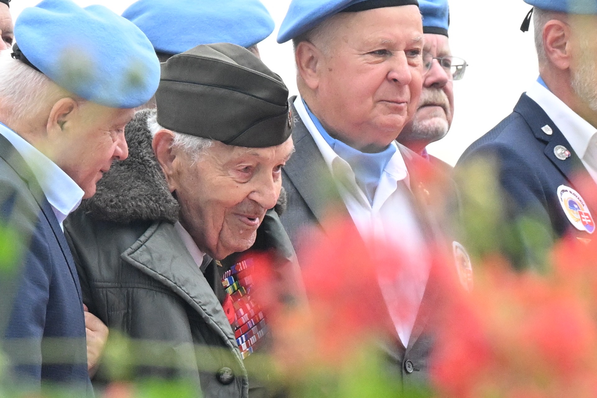 Veterán a účastník SNP Vladimír Strmeň počas pietneho aktu kladenia vencov pri Pomníku padlých rumunských vojakov v Piešťanoch.