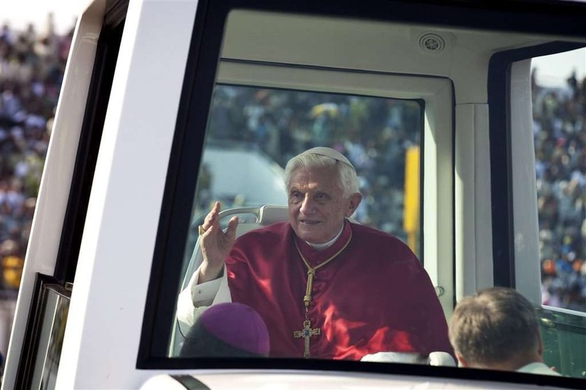 Będzie grzywna dla papieża? Bo nie zapiął...