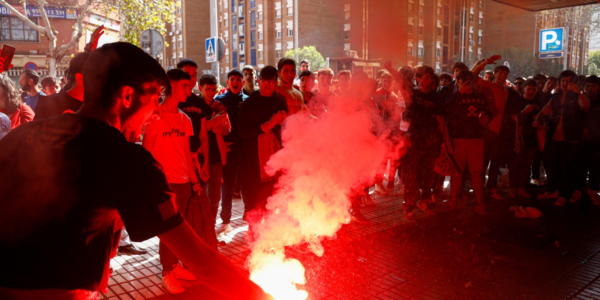 Hiszpańska policja przygotowała specjalne zabezpieczenia przed sobotnim meczem.