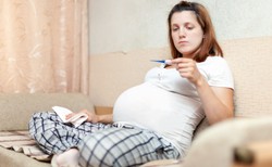 COVID-19 u kobiet w ciąży najgroźniejszy w ostatnim miesiącu przed porodem